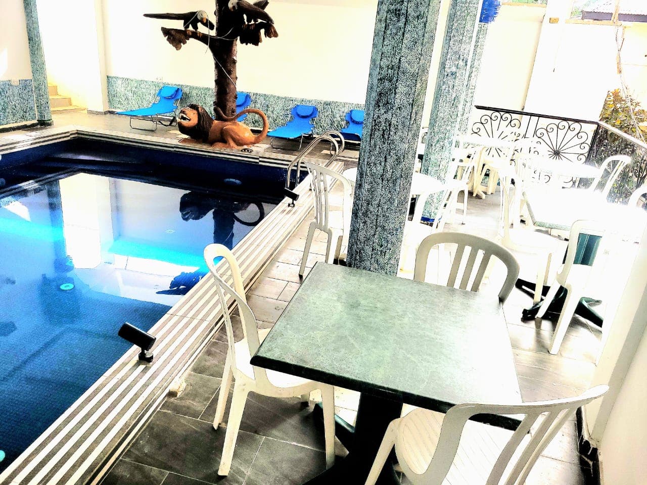 Comfort Lodge swimming pool